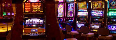 Filipino player spinning online slot reels on phfun mobile browser